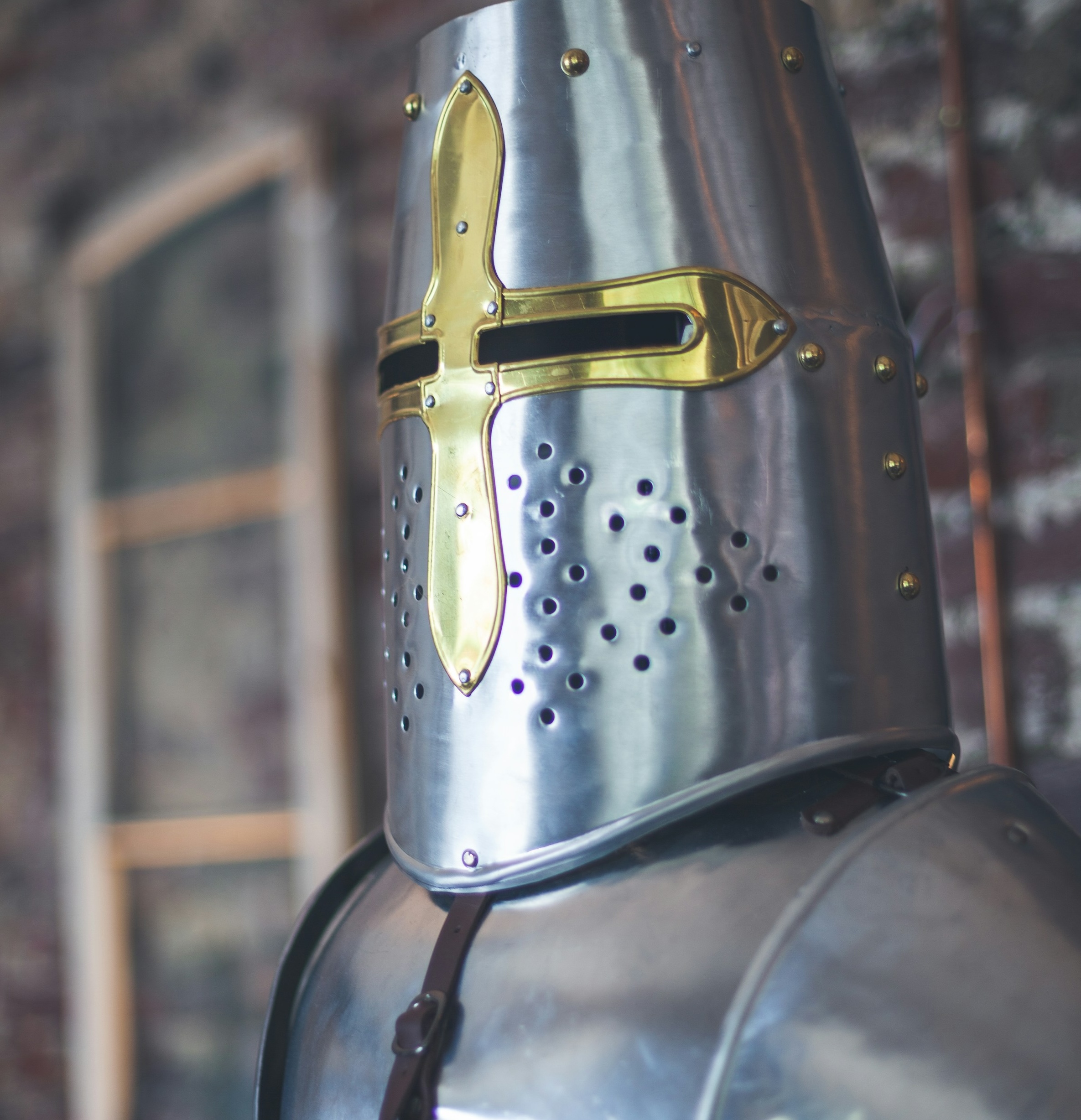 Knight’s armour via Artur Tumasjan on unsplash.com